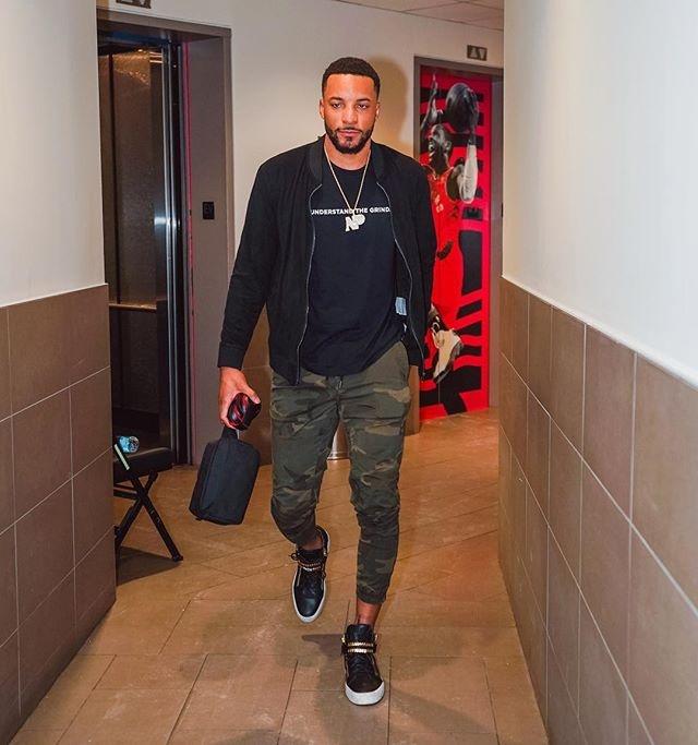 托尼：前锋不应在无意义的跑动上浪费精力，而是更专注于进球（托尼：前锋应减少无谓跑动，把精力用于进球）