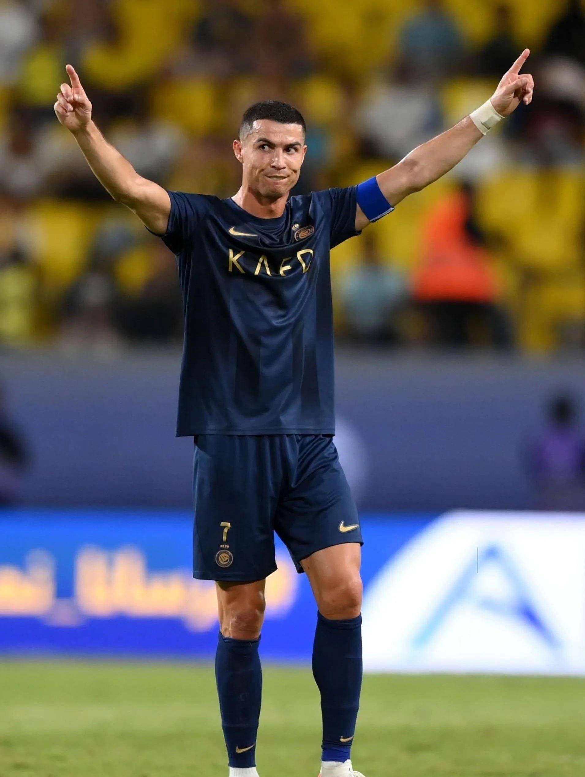 欧文突破防守助攻制胜（欧文强突撕裂防线送出制胜助攻）