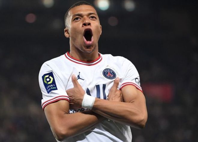 拉菲尼亚的王者归来：巴萨的定海神针与欧冠梦想（拉菲尼亚强势回归：巴萨的中流砥柱与欧冠雄心）