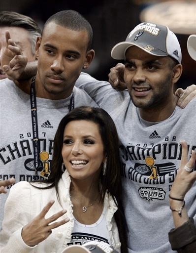 姆巴佩手指骨折不下火线！皇马精神传承者誓死一战 伯纳乌球迷爆发不满（姆巴佩带伤不下火线：皇马意志接班人誓拼到底，伯纳乌不满声四起）