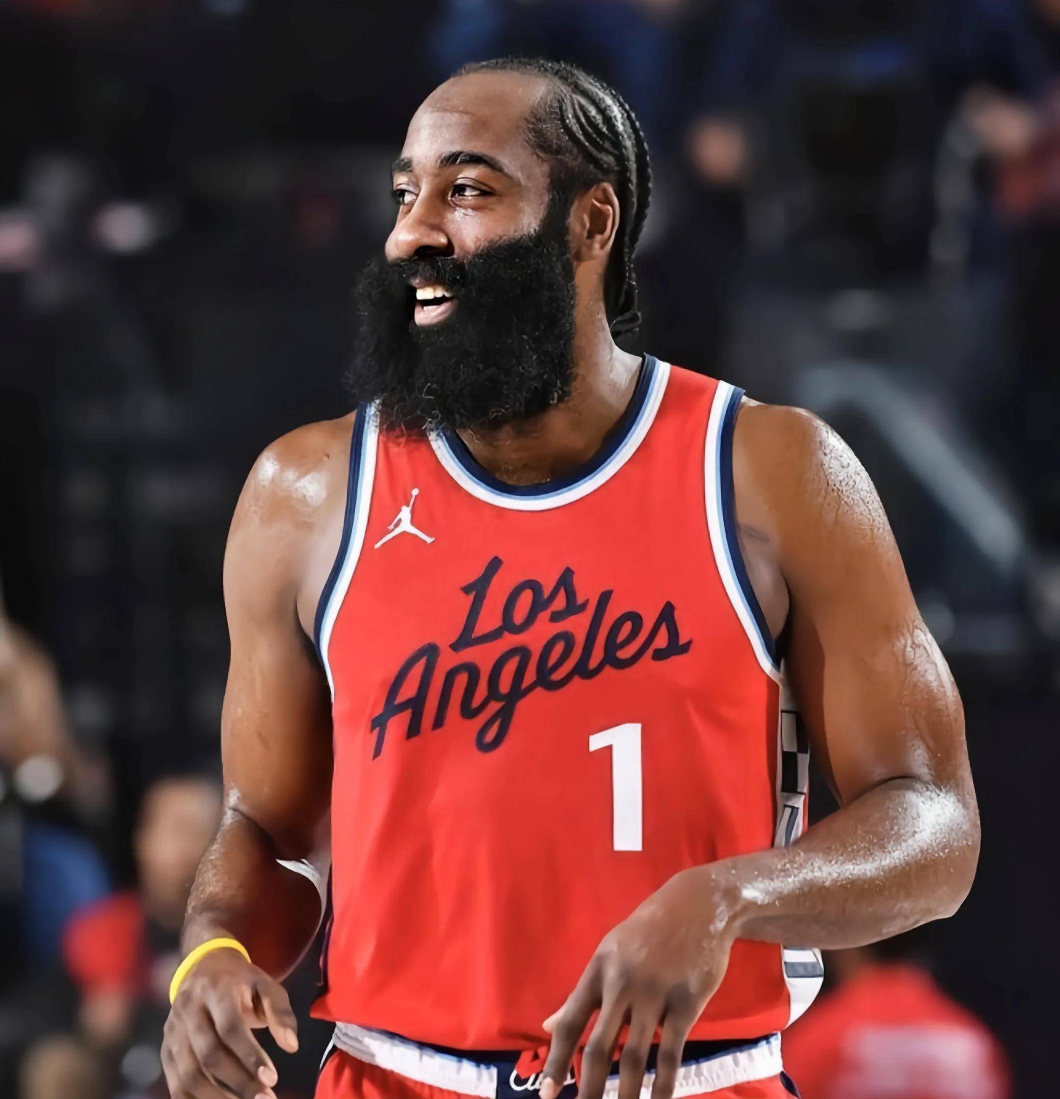 足球英超球队高薪续约门将，球迷满意（英超队豪薪续签主力门将，球迷齐声点赞）