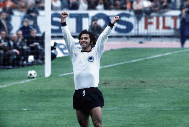 莱万本赛季各项赛事进17球 力压哈兰德领跑五大联赛.